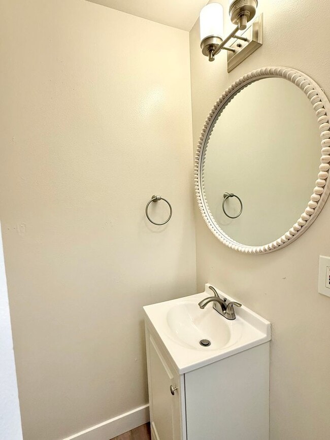 Building Photo - $2,890 / 2 BR - FULLY REMODELED TOWNHOME IN HAYWARD