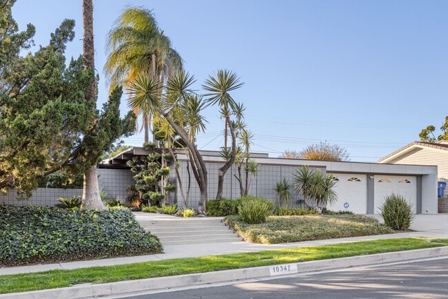 Building Photo - Stunning Mid-Century Modern 4 BR 3 BA with Bonus Room and Office