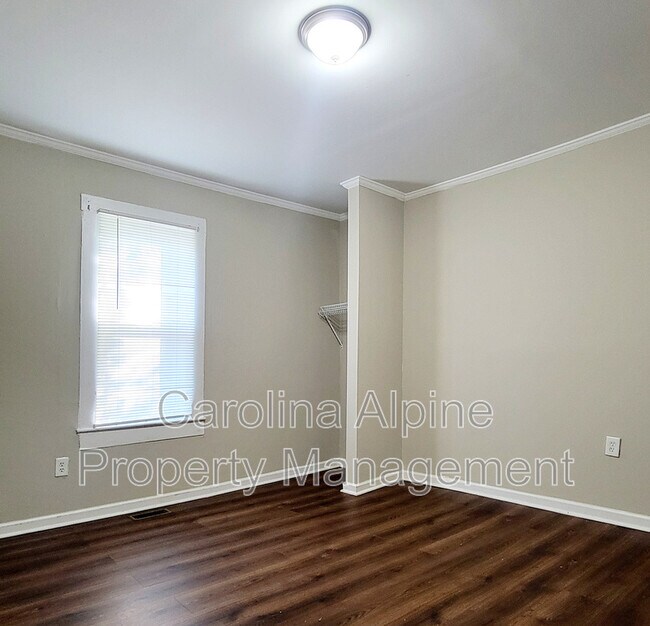 Building Photo - 2037 Pine Dr