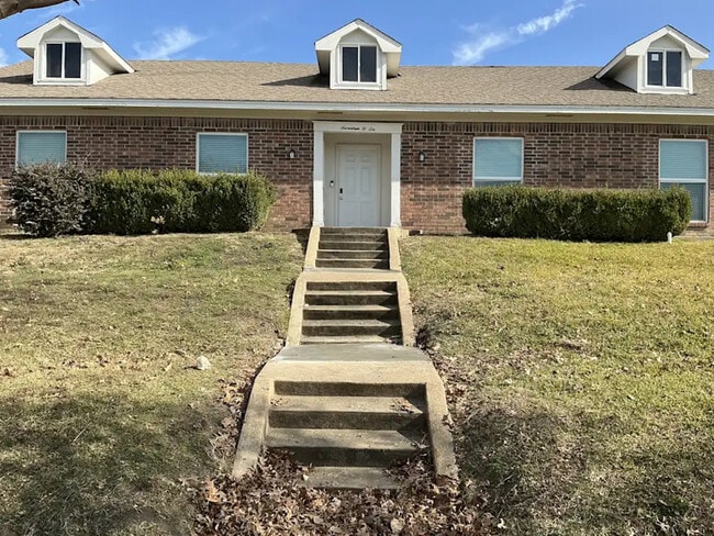 Building Photo - 1706 Surrey Ct