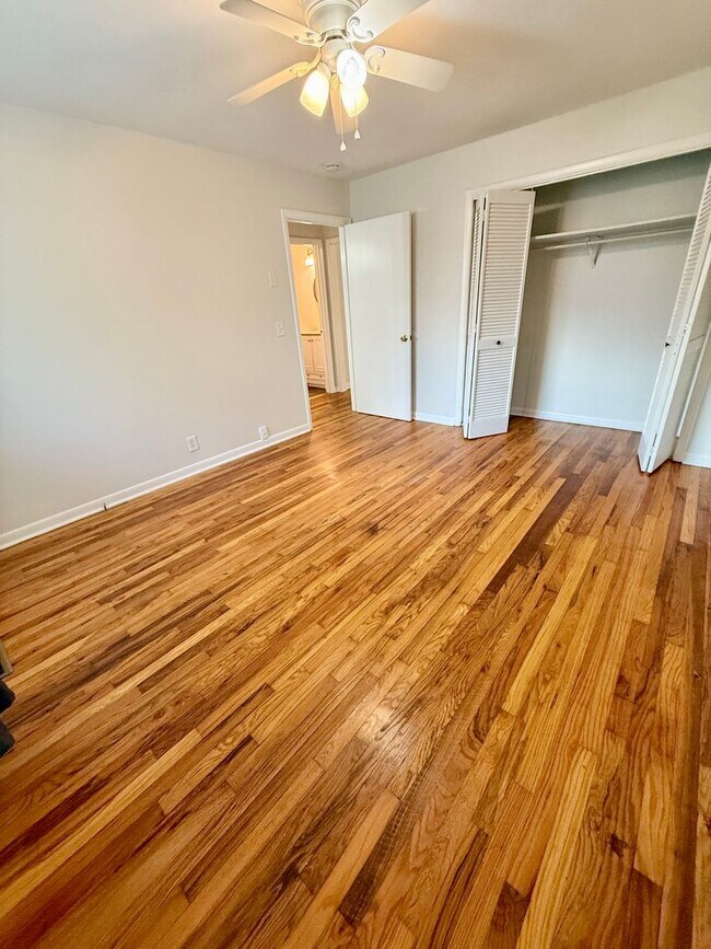 Building Photo - 2 BR 1 Bath Duplex with convenient airport...