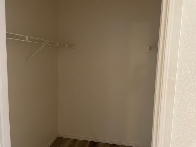 Building Photo - 2 Bedroom Condo!