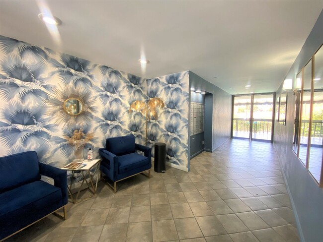 Building Photo - Barrier Reef Studio Condo Close to the Bea...