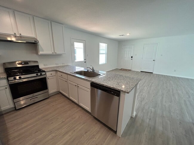 Building Photo - **APPLICATION RECEIVED** BEAUTIFUL 3 Bedroom / 2 Bath Home w/ Community Park & Pool!