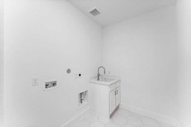 Building Photo - 26915 Longwood Ledge Ln