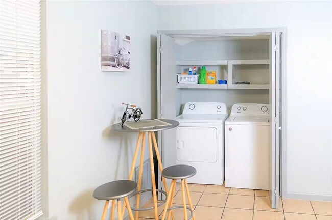 Building Photo - 106 NW Park St