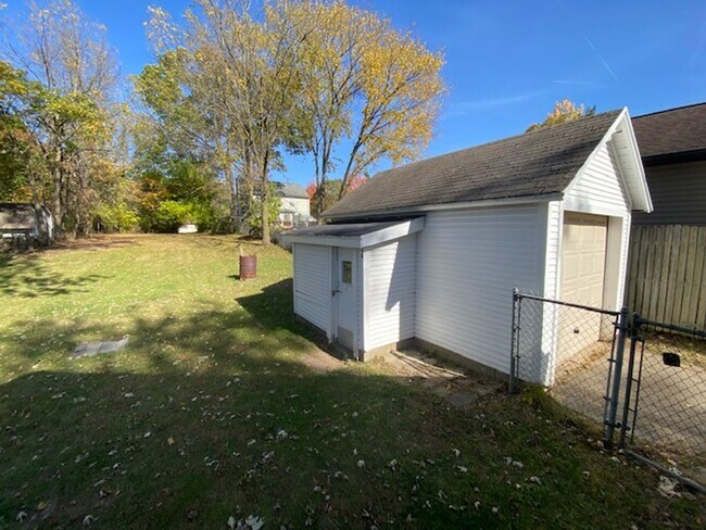 Building Photo - 4 Bedroom Single Family Home VCL