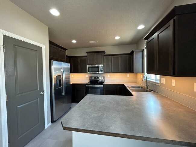 Building Photo - Move In Special !!  Newer 3 Bedroom / 2 Ba...