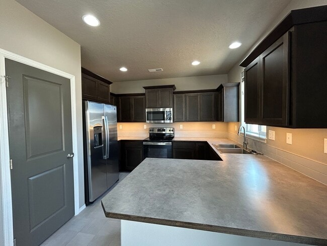 Building Photo - Newer 3 Bedroom / 2 Bathroom Home In NW Re...