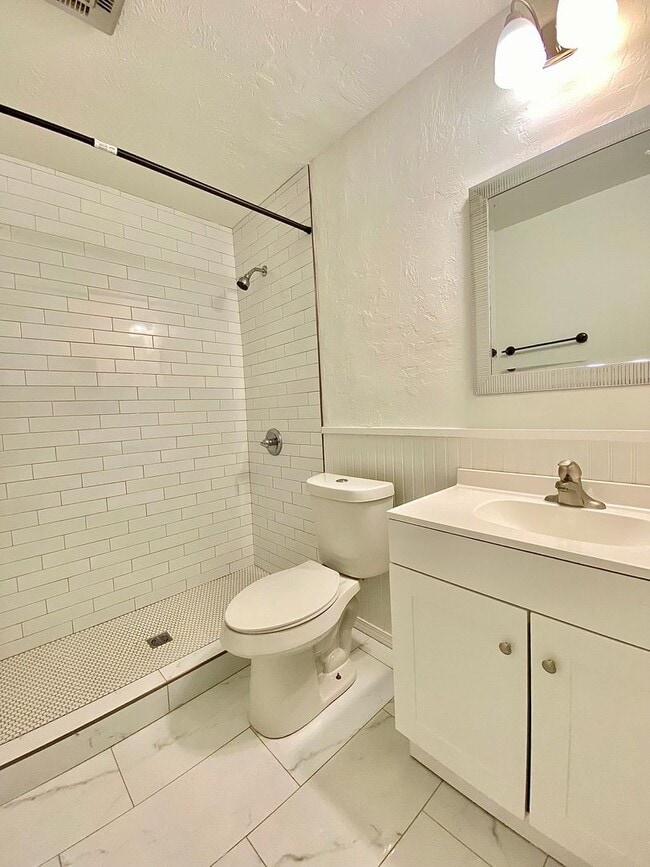 Building Photo - Large 2 Bed 2 Bath off NW 63rd & N. Villa ...