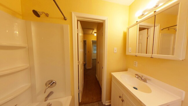 Building Photo - 3 Bedroom 1 Bath Rental Home in Newmarket ...