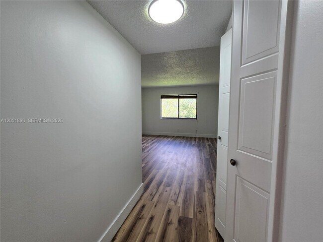 Building Photo - 310 Racquet Club Rd