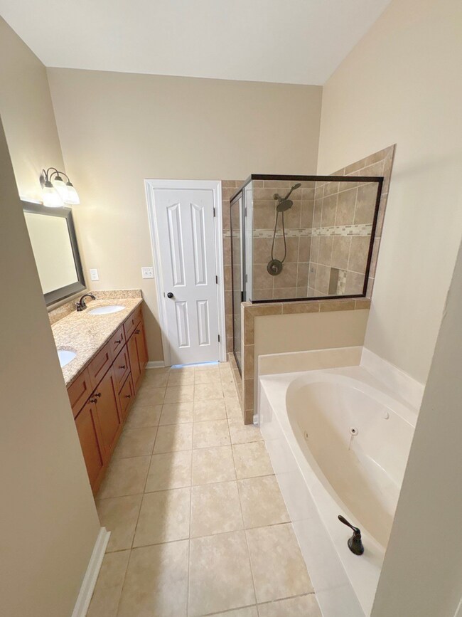 Building Photo - 9456 Club Walk Ct