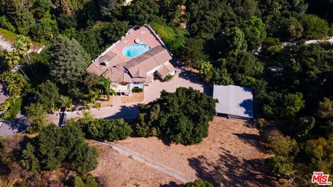 Building Photo - 3200 Oakley Dr