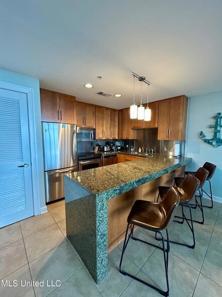 Building Photo - 2060 Beach Blvd