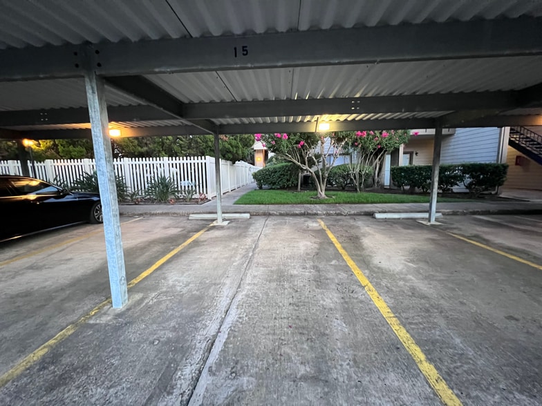 Building Photo - 7076 N Holiday Dr