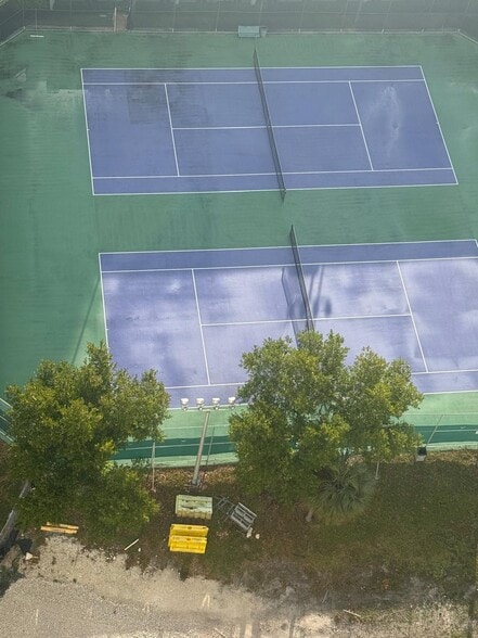 Building Photo - 300 Bayview Dr