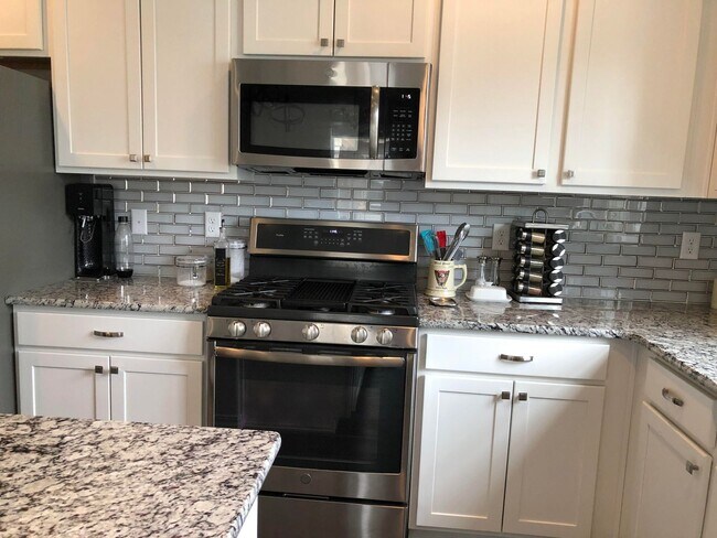 Building Photo - 3bd, 2.5ba 2car West Side Beauty, Built in 2019, Close to Downtown