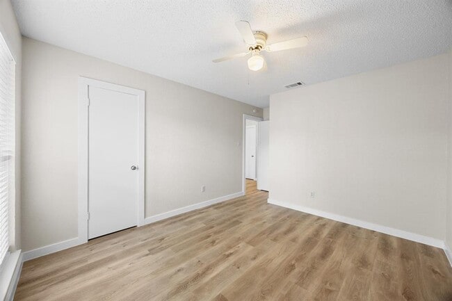 Building Photo - 402 Hillside Dr