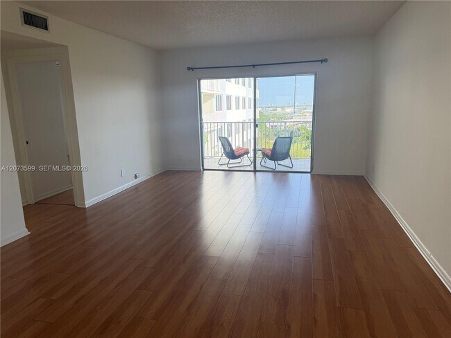 Building Photo - 4200 Hillcrest Dr