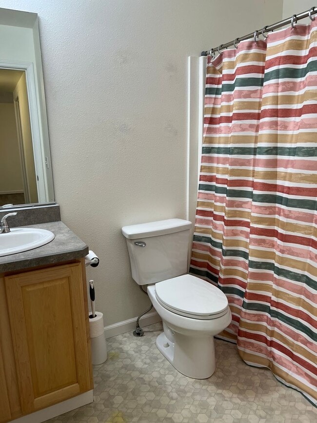 Building Photo - Spacious Remodeled Townhouse in Convenient...