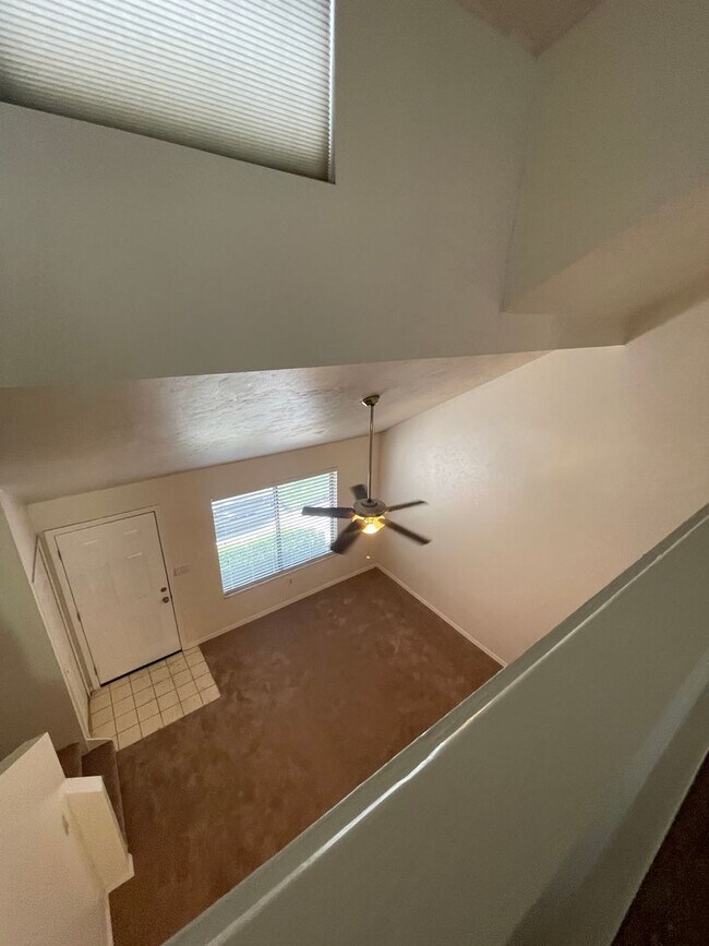 Building Photo - 2-bedroom, 2-bathroom townhouse in Las Pampas