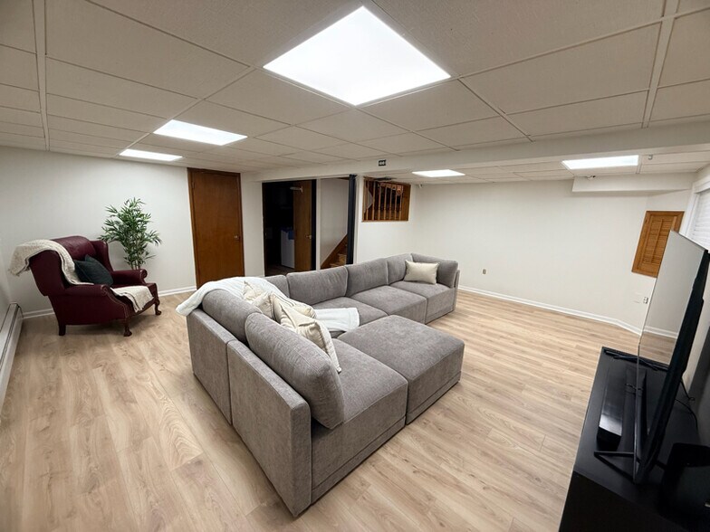 Building Photo - 3452 Quaker Ct