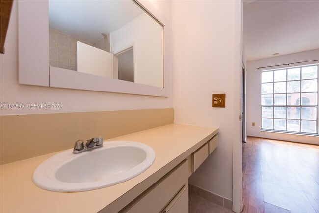 Building Photo - 10784 N Kendall Dr