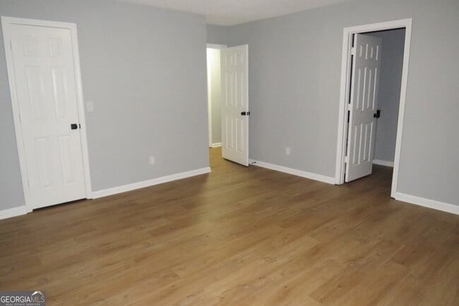 Building Photo - 2060 Bedford Ct