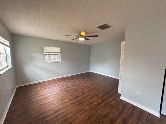 Building Photo - Charming Three Bedroom One Bathroom House ...