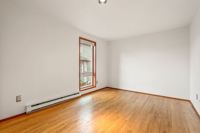 Building Photo - Large 2 Bedroom in Queen Anne * Utilities/ Parking Included*