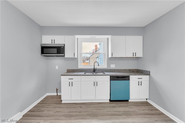 Building Photo - 3203 Ingleside Dr