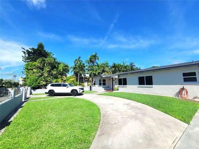 Building Photo - 8839 SW 28th St