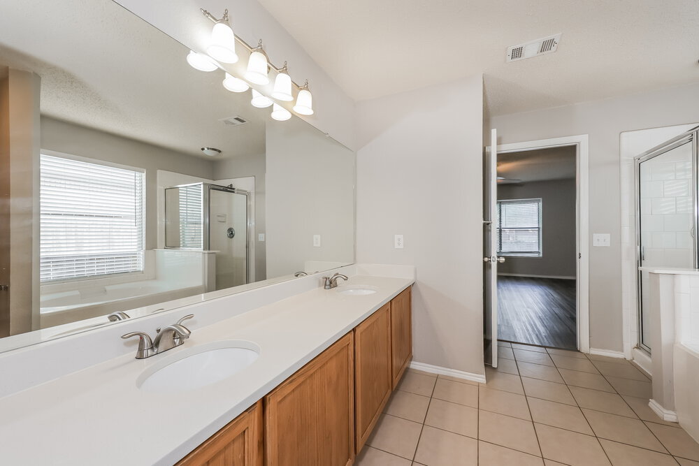 Building Photo - 833 Lariat Dr
