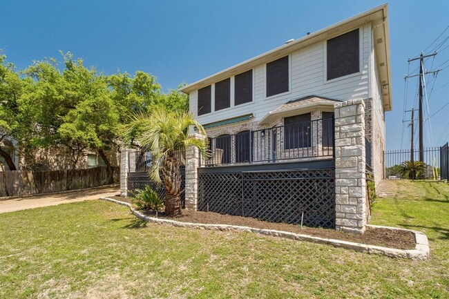 Building Photo - 6611 Yaupon Dr
