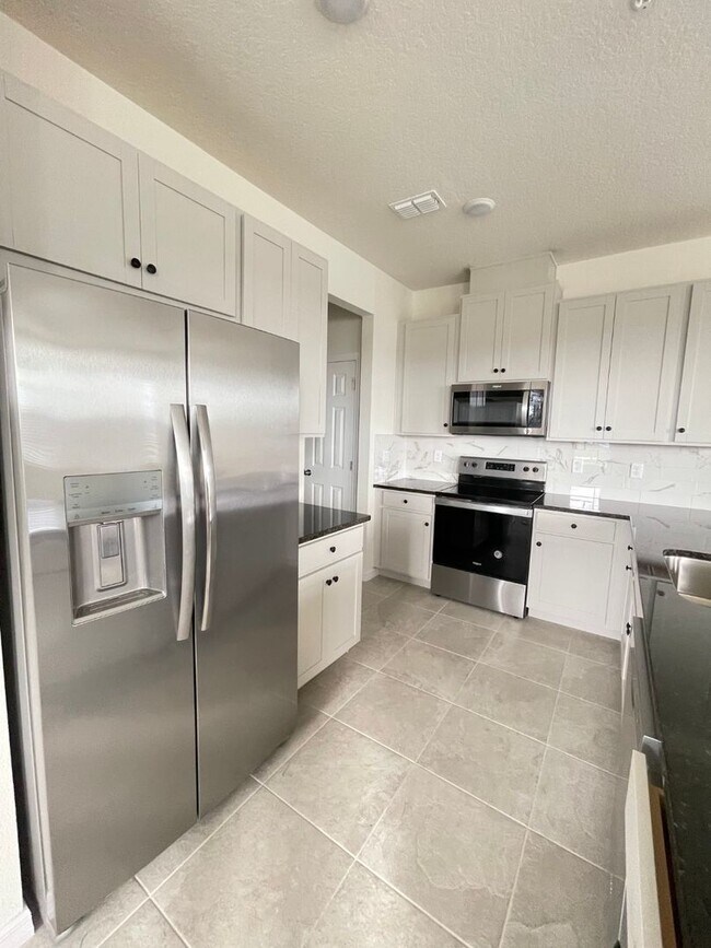 Building Photo - Newly Built, Water View, Luxury Executive ...