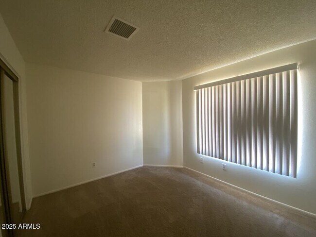 Building Photo - 3271 Briarwood Dr