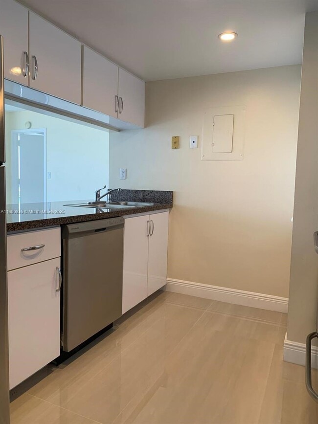 Building Photo - 7601 E Treasure Dr