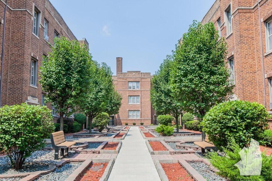 Building Photo - 631 W Barry Ave