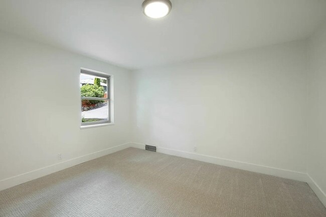 Building Photo - 3bd/2ba Seattle Home