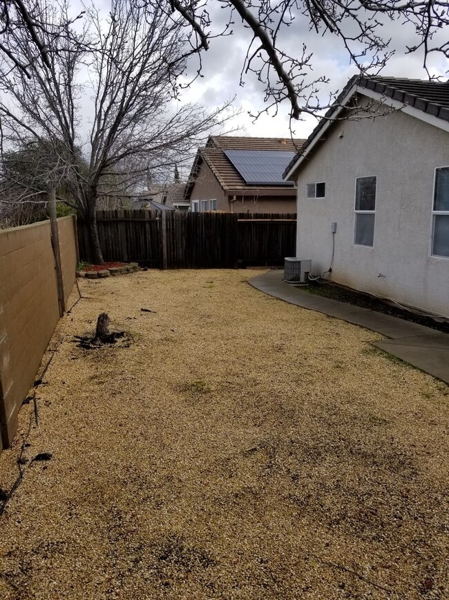 Building Photo - VERY CUTE 3BD/2BTH SINGLE FAMILY IN NORTH LINCOLN