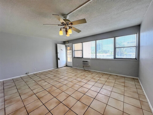 Building Photo - 625 Antioch Ave