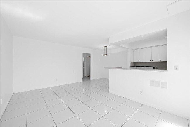 Building Photo - 2700 NE 135th St