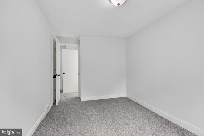 Building Photo - 125 W 21st St