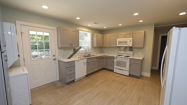 Building Photo - 102 E Edgewood Dr