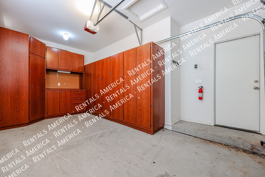 Building Photo - 6974 S Scott Dr