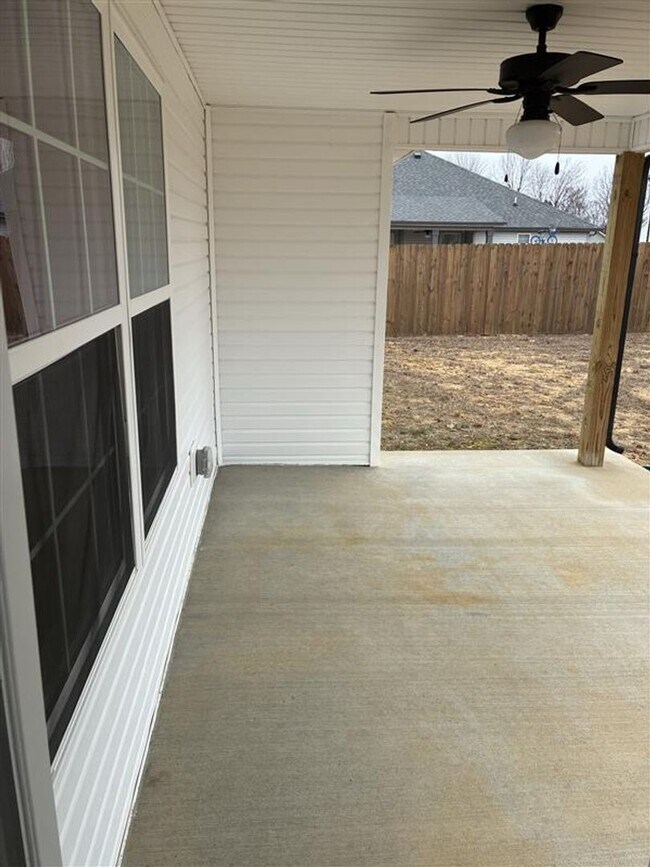 Building Photo - Beautiful 3 Bedroom, 2 Bathroom Home — Minutes from Fort Campbell and the 101st Parkway