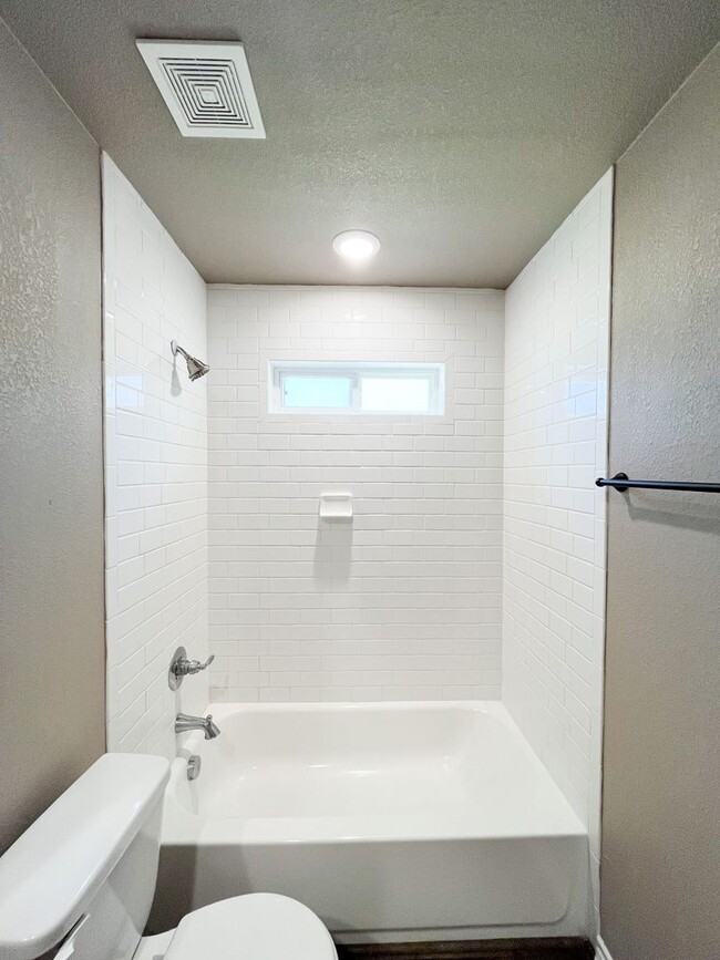 Building Photo - 1617 Pontotoc Trce