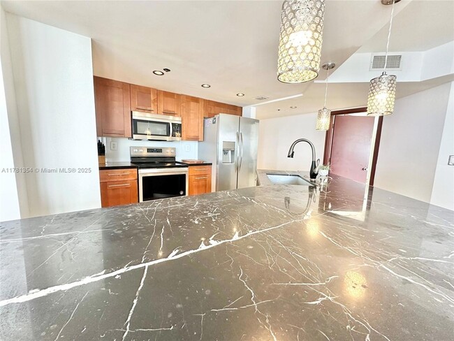 Primary Photo - 1717 N Bayshore Dr