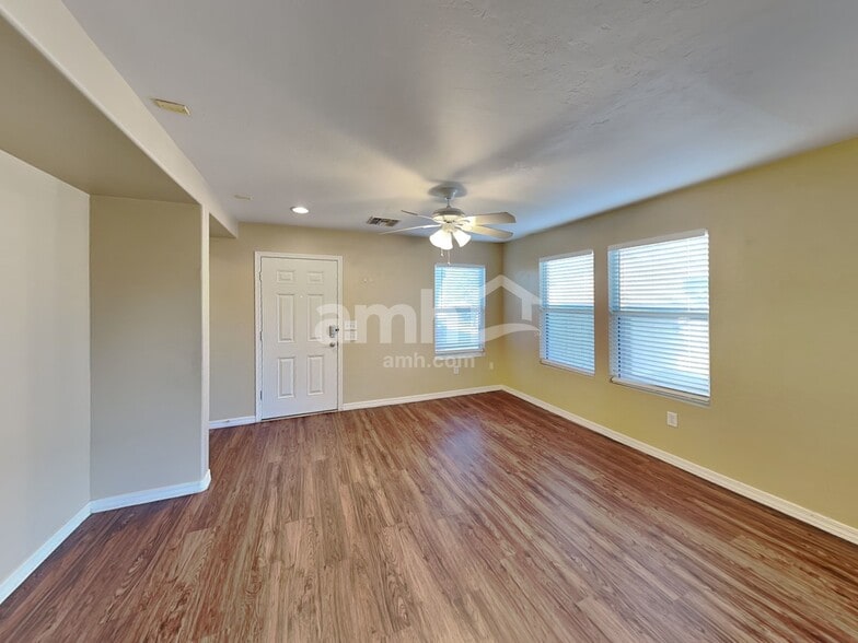 Building Photo - 245 W Paseo Celestial